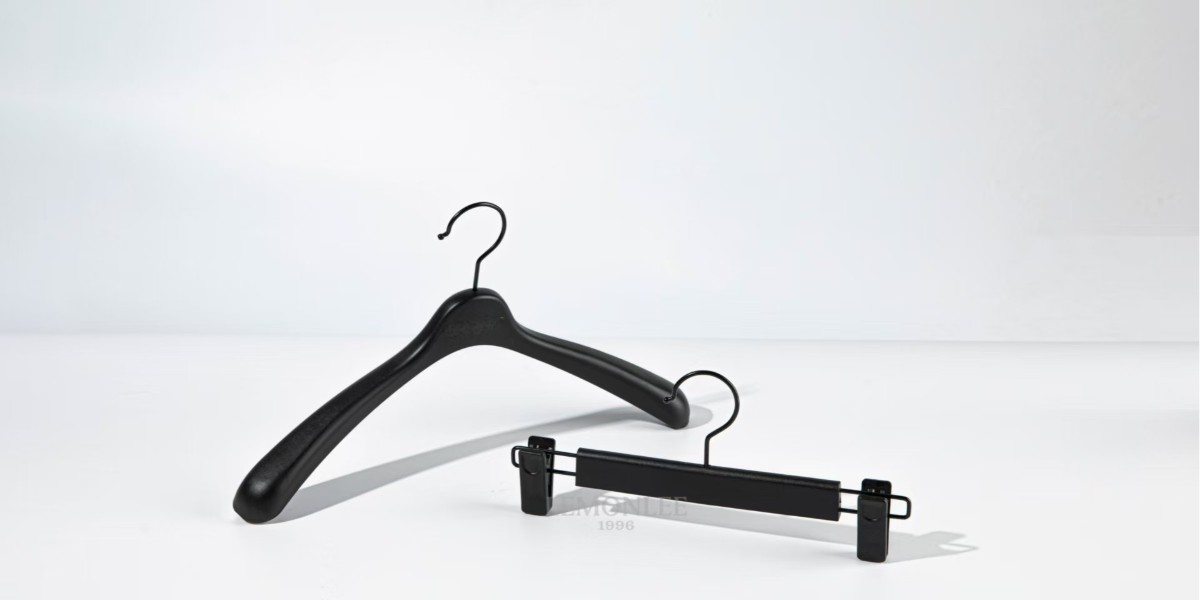 随衣赠衣架：服装品牌的细节商机，让好感与口碑双向提升