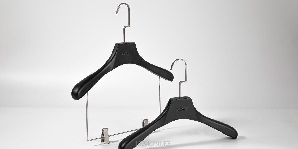 实木衣架，重塑店铺陈列质感核心