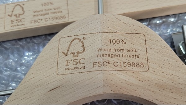 环保FSC认证木衣架，品牌服装定制找专家！--华恩